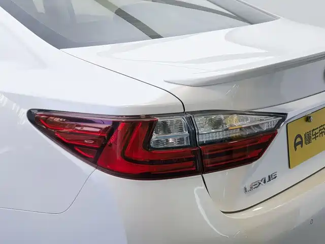 Lexus ES 2017 — фото 11
