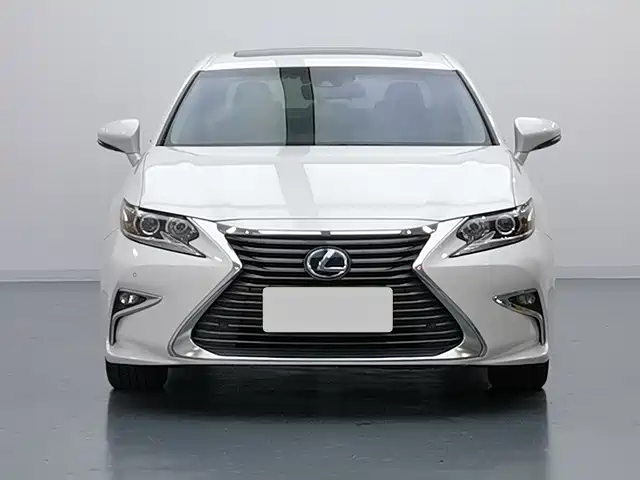 Lexus ES 2017 — фото 1