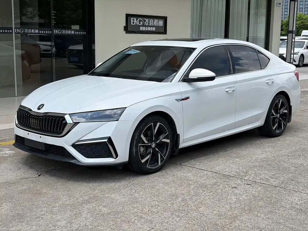 Skoda Octavia 2023 — фото 1