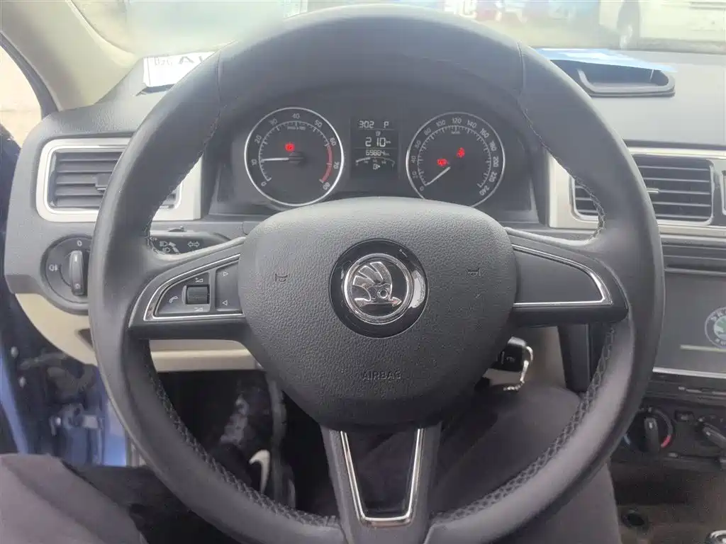 Skoda Rapid Spaceback 2015 — фото 11