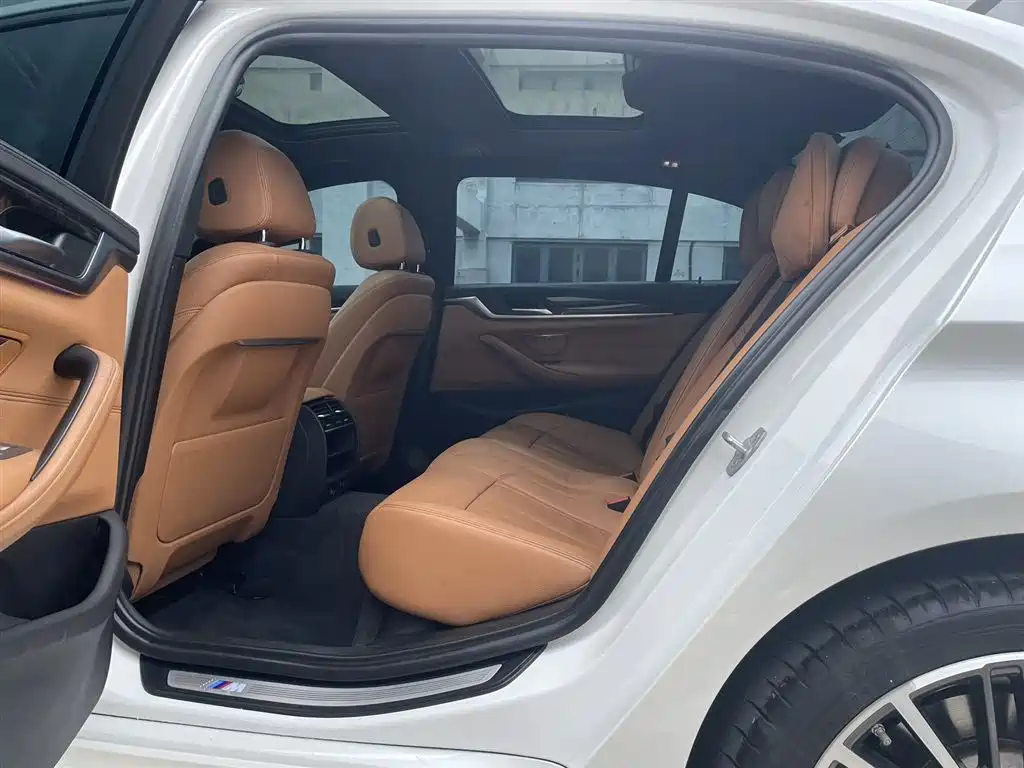 BMW 5 Series 2019 — фото 13