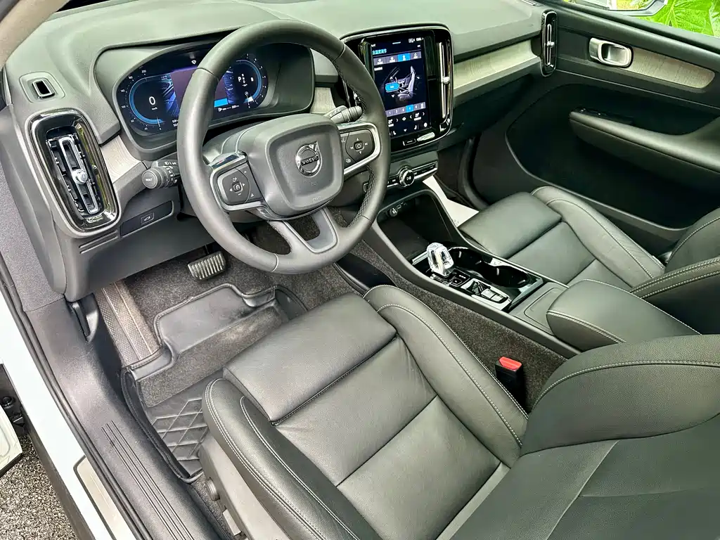 Volvo XC40 2024 — фото 10