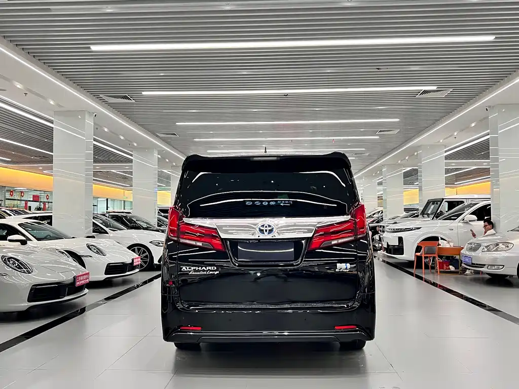 Toyota Alphard 2023 — фото 13