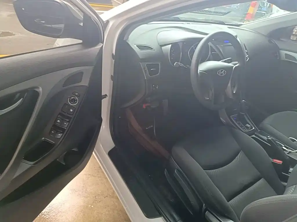 Hyundai Elantra 2016 — фото 16