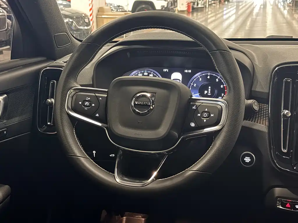 Volvo XC40 2021 — фото 8