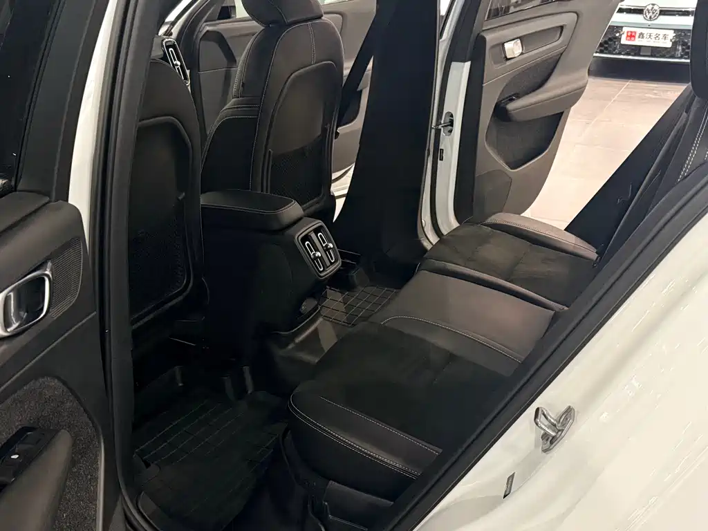 Volvo XC40 2021 — фото 17
