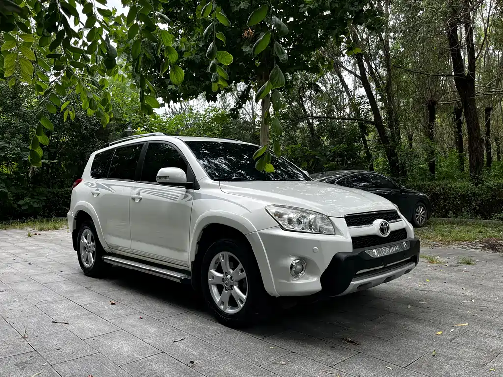 Toyota RAV4 2013 — фото 3