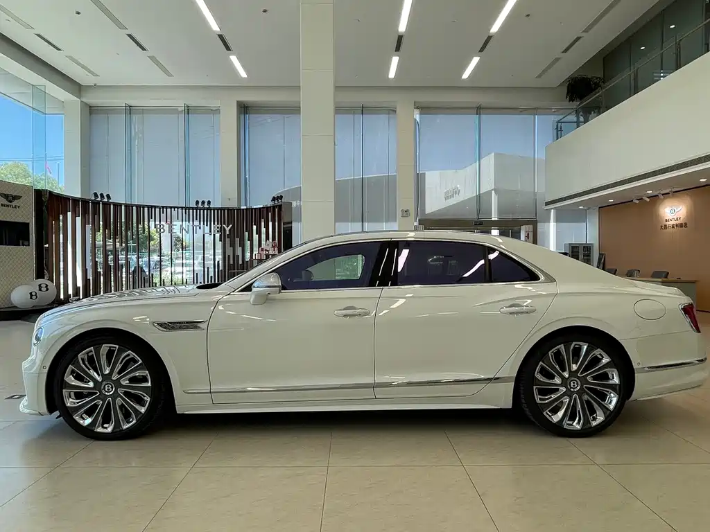 Bentley Flying Spur Plug-In Hybrid 2025 — фото 6