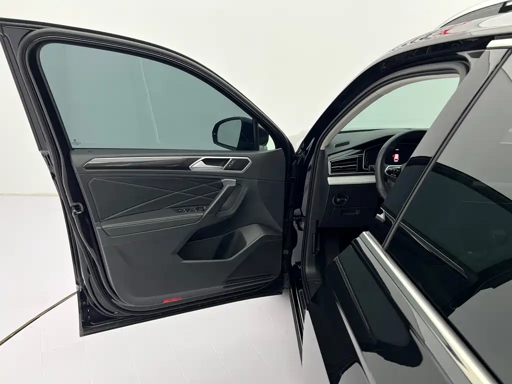 Volkswagen Tiguan L 2023 — фото 24