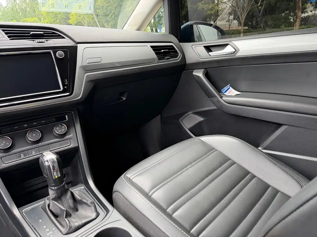 Volkswagen Touran 2018 — фото 14