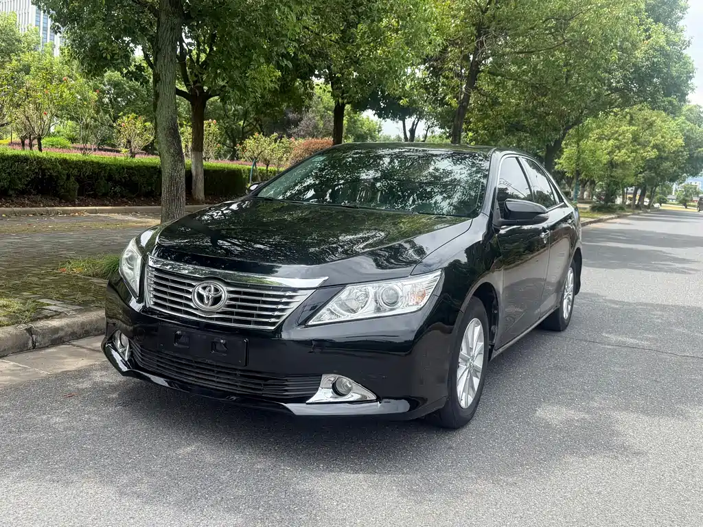 Toyota Camry 2014 — фото 1