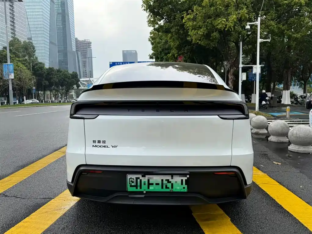 Tesla Model Y L 2025