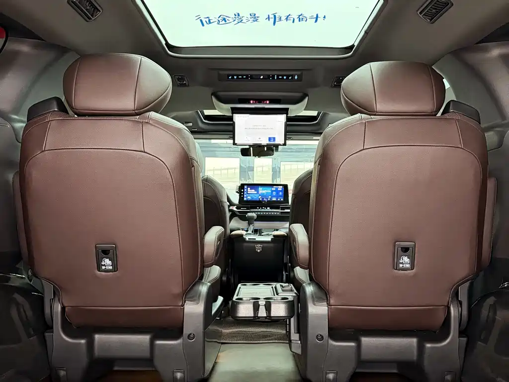 Toyota Granvia 2023 — фото 10