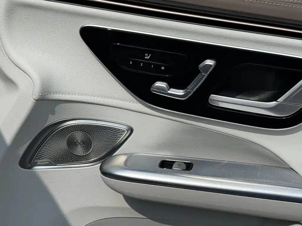 Mercedes-Benz EQE SUV 2023 — фото 26