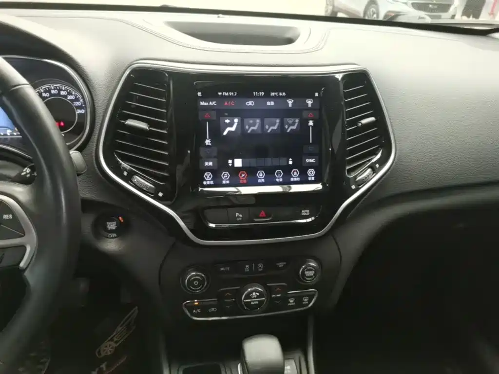 Jeep Cherokee 2019 — фото 13