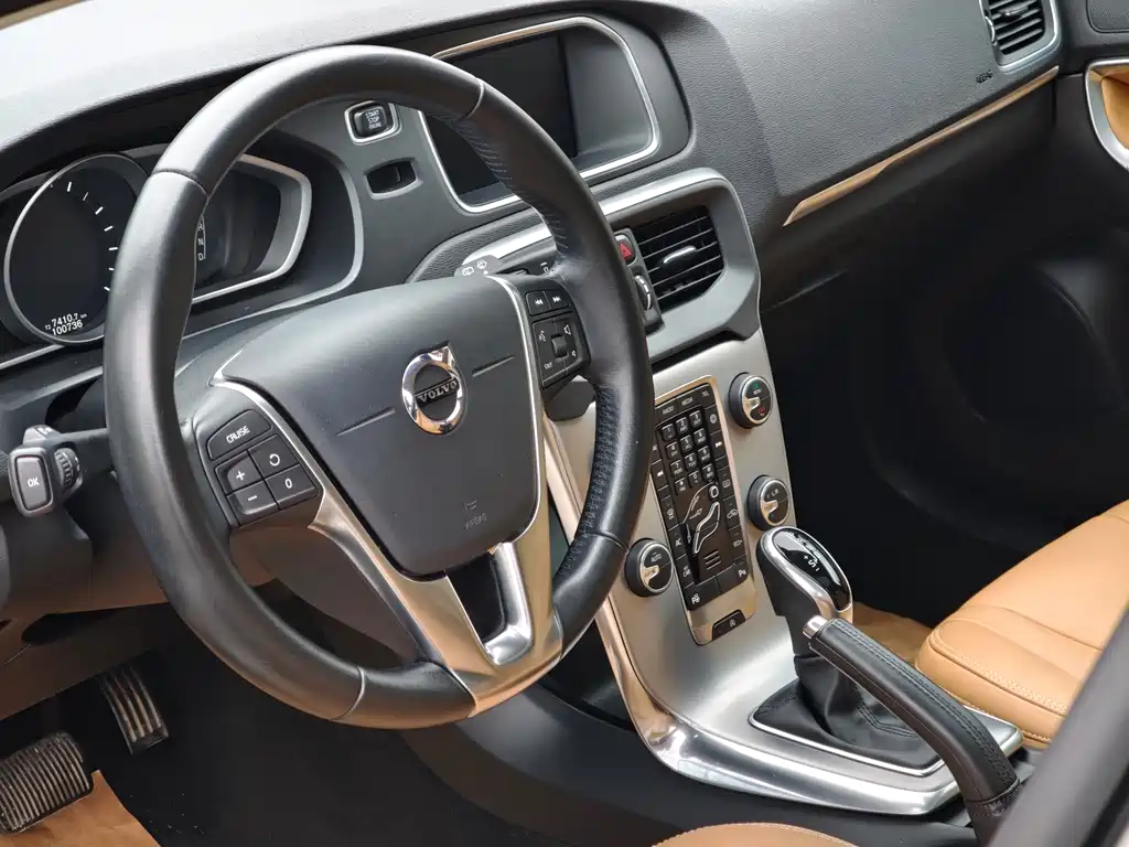 Volvo V40 2017 — фото 13