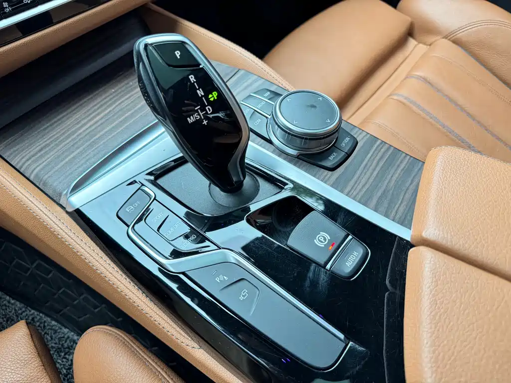 BMW 5 Series 2019 — фото 27