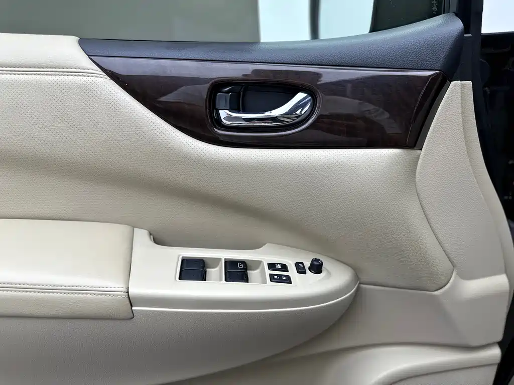 Nissan Quest 2017 — фото 13