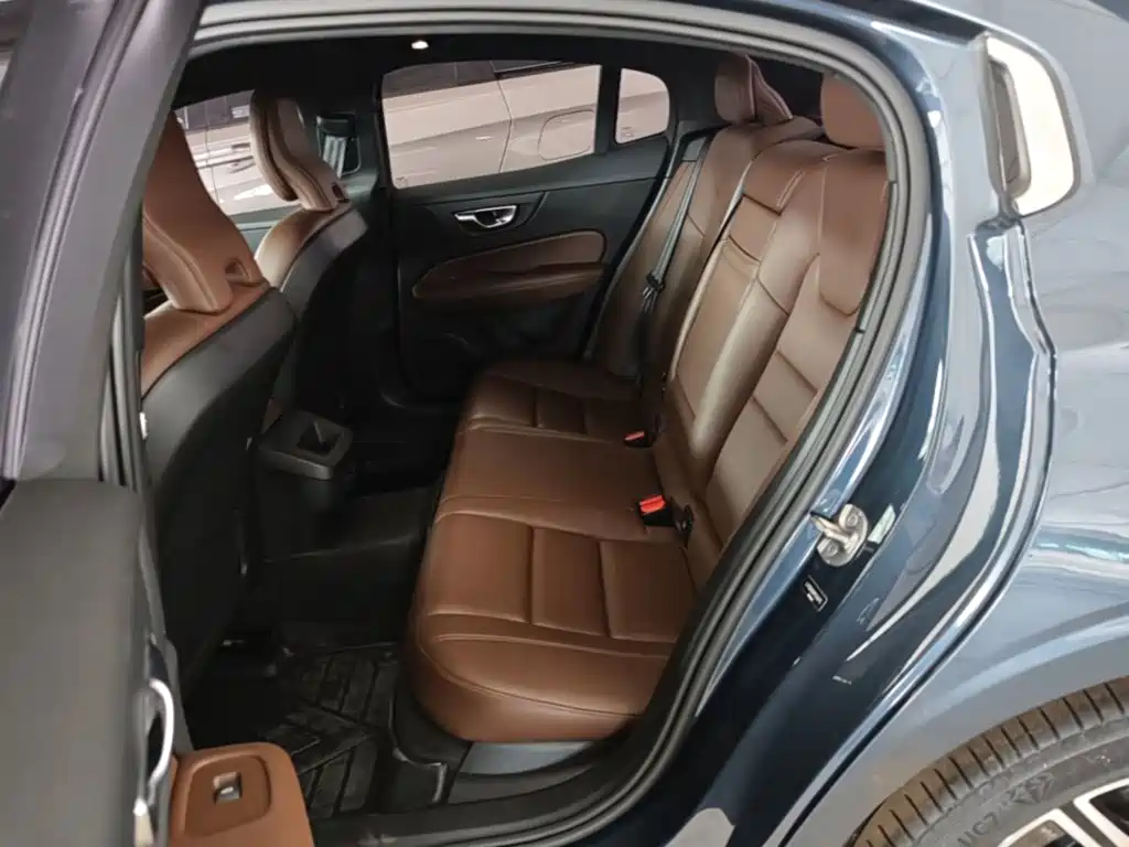 Volvo S60 2023 — фото 17
