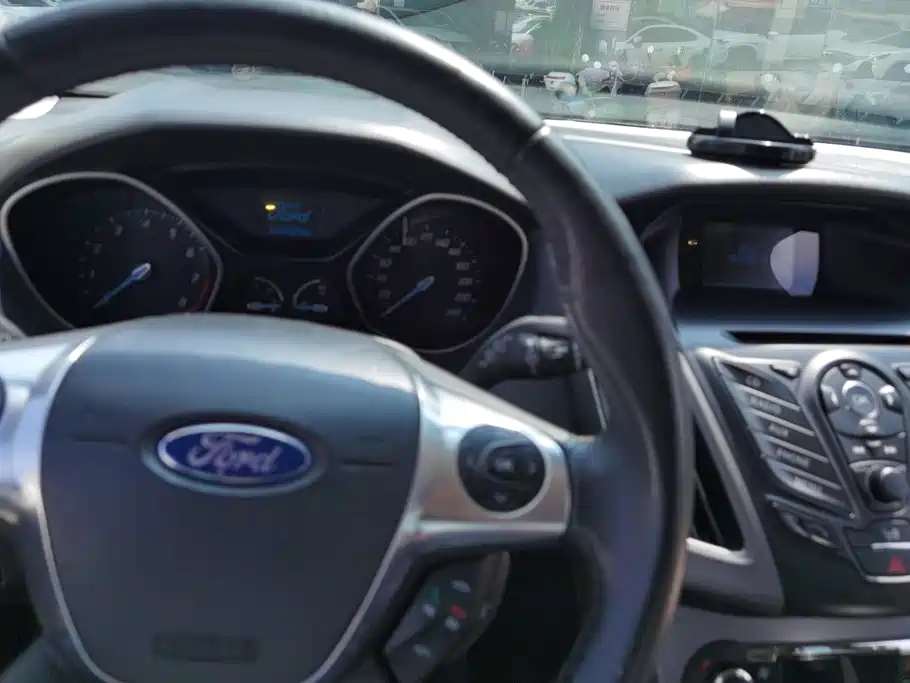 Ford Focus 2013 — фото 12