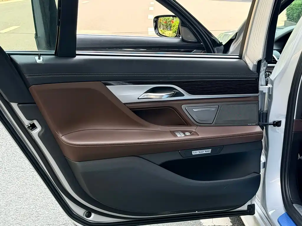 BMW 7 Series 2017 — фото 9