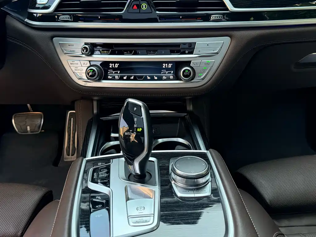 BMW 7 Series 2017 — фото 19