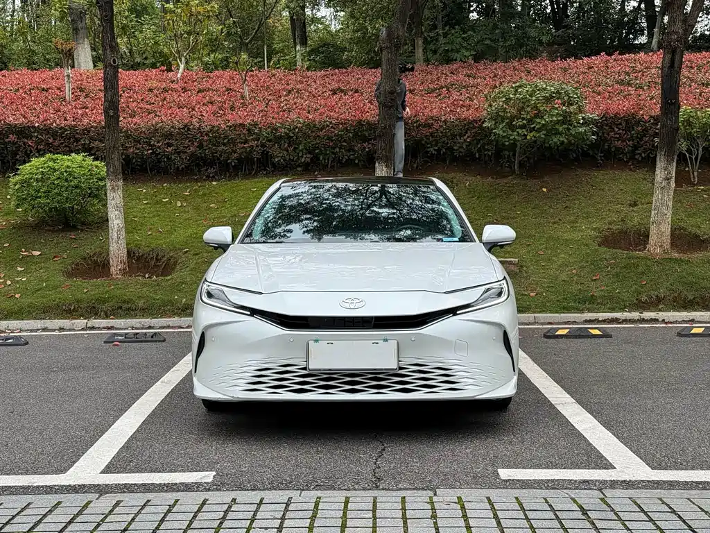 Toyota Camry 2025 — фото 2