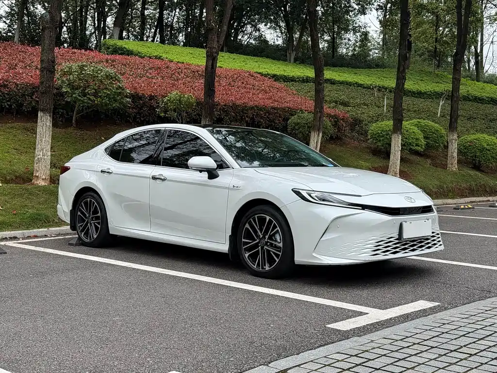 Toyota Camry 2025 — фото 3