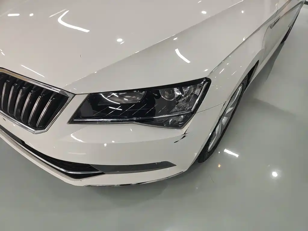 Skoda Superb 2018 — фото 18