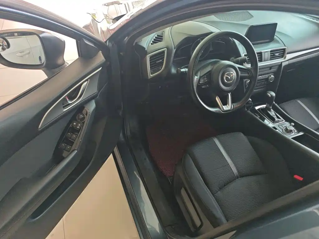 Mazda 3 Axela 2018 — фото 12