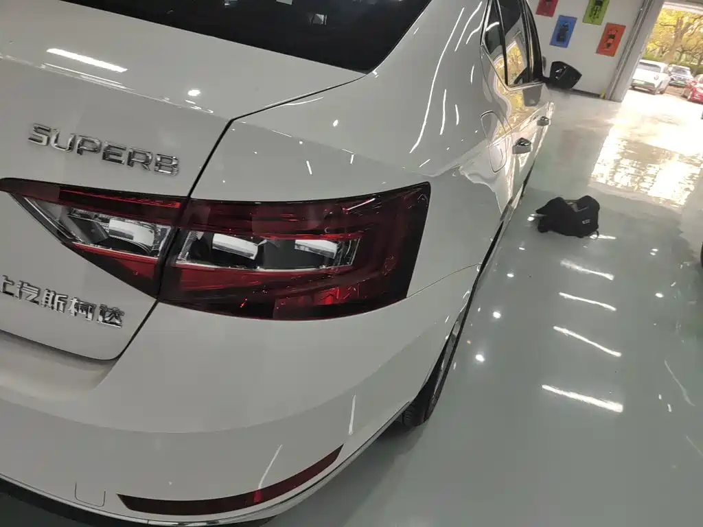 Skoda Superb 2018 — фото 24