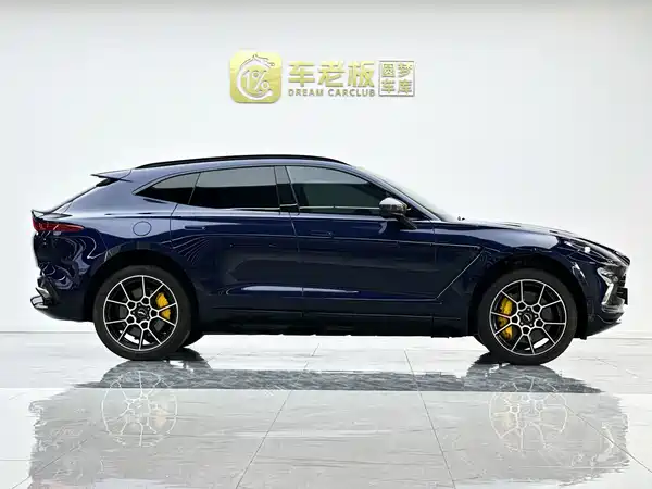 Aston Martin DBX 2022