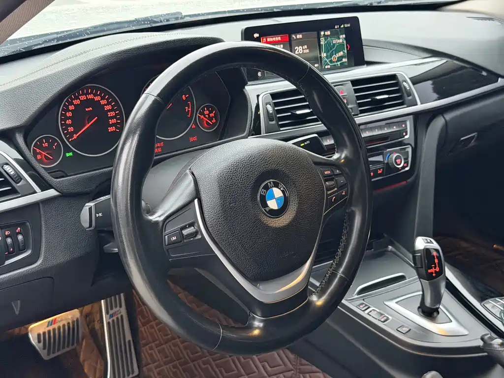 BMW 3 Series 2018 — фото 9