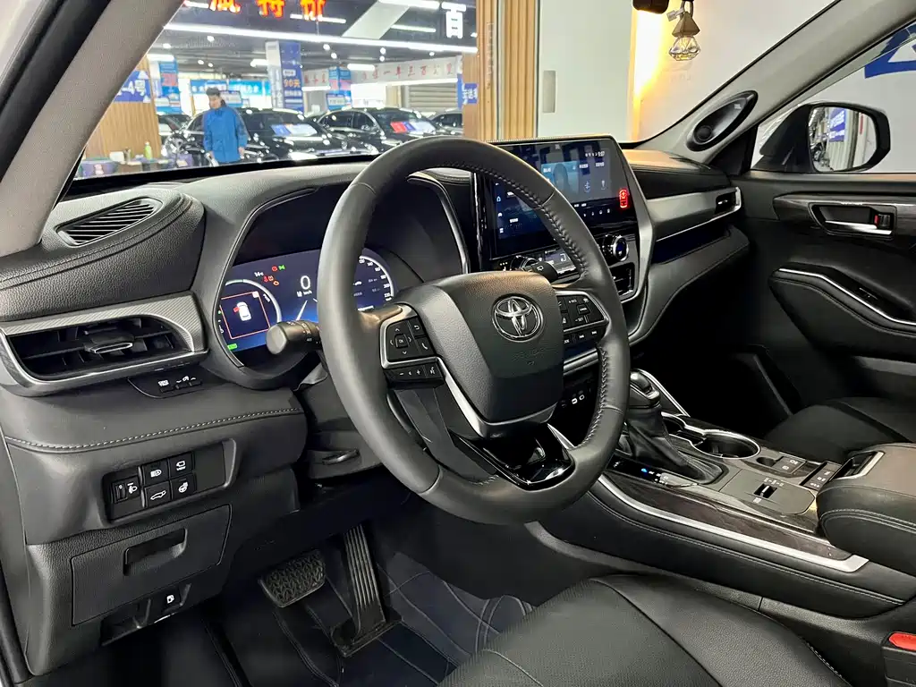 Toyota Highlander 2023 — фото 10