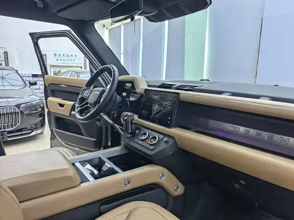 Land Rover Defender 2025