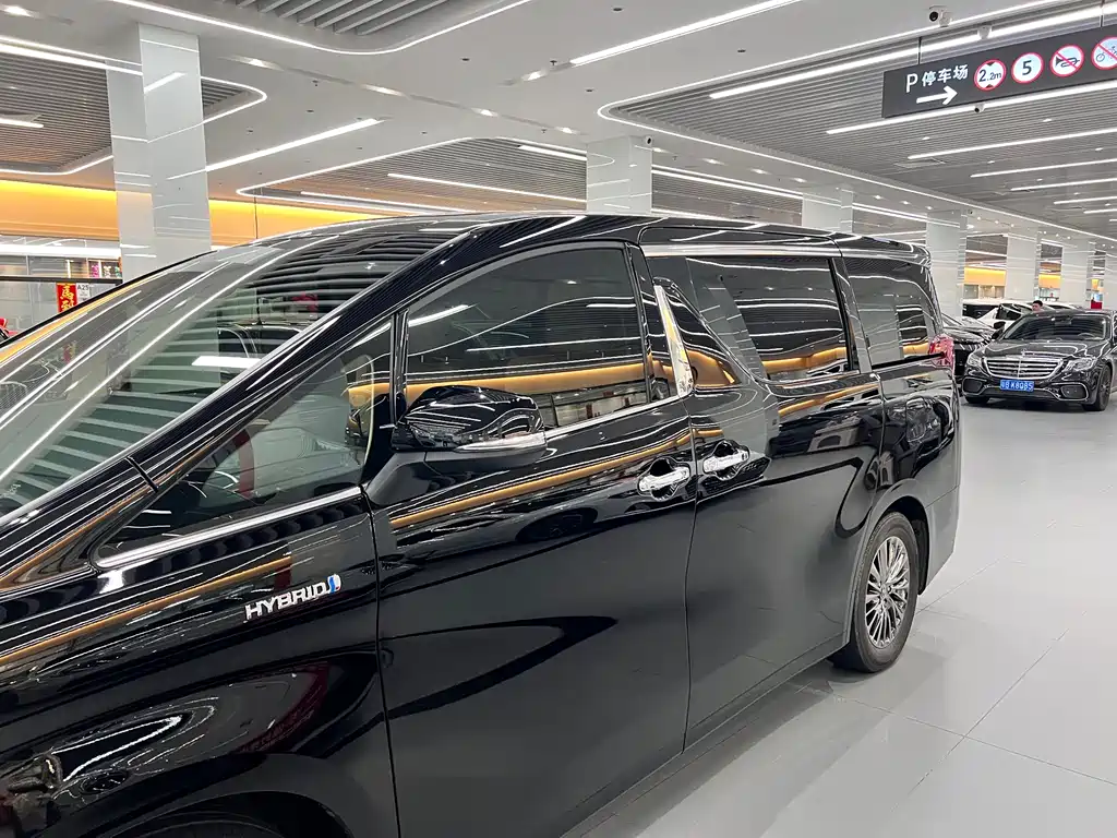 Toyota Alphard 2023 — фото 17