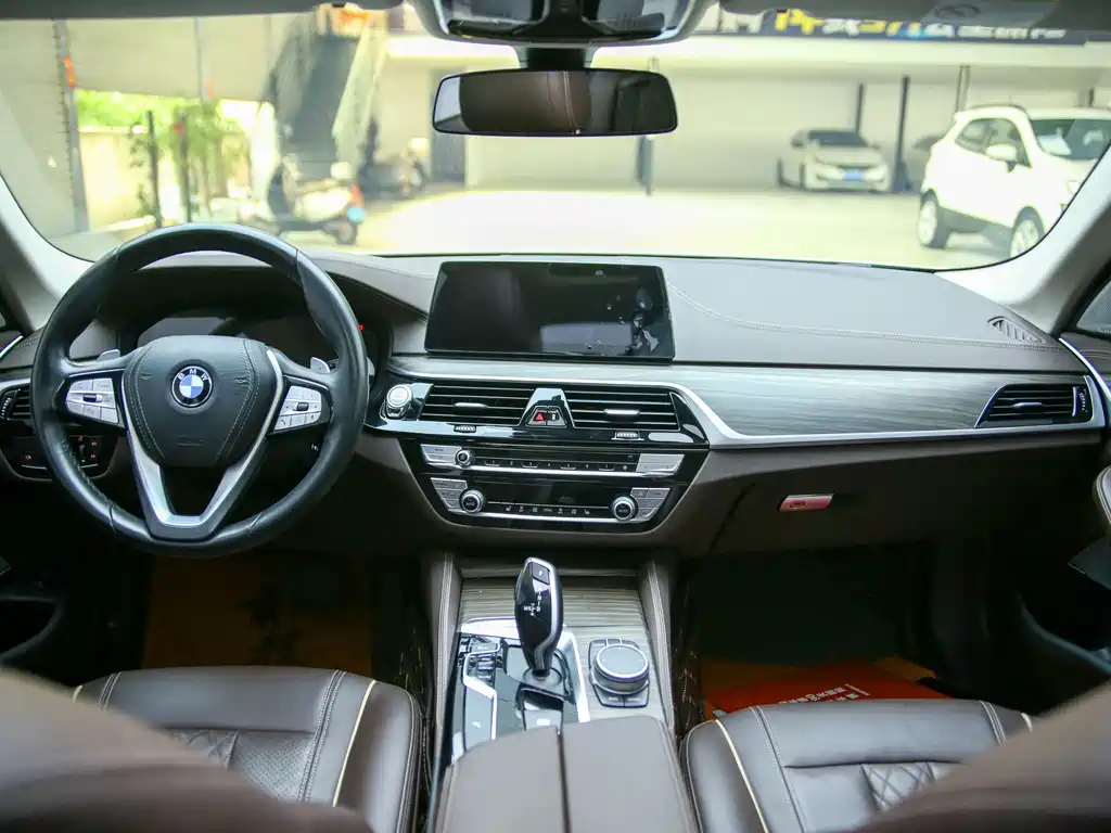 BMW 5 Series 2020 — фото 10