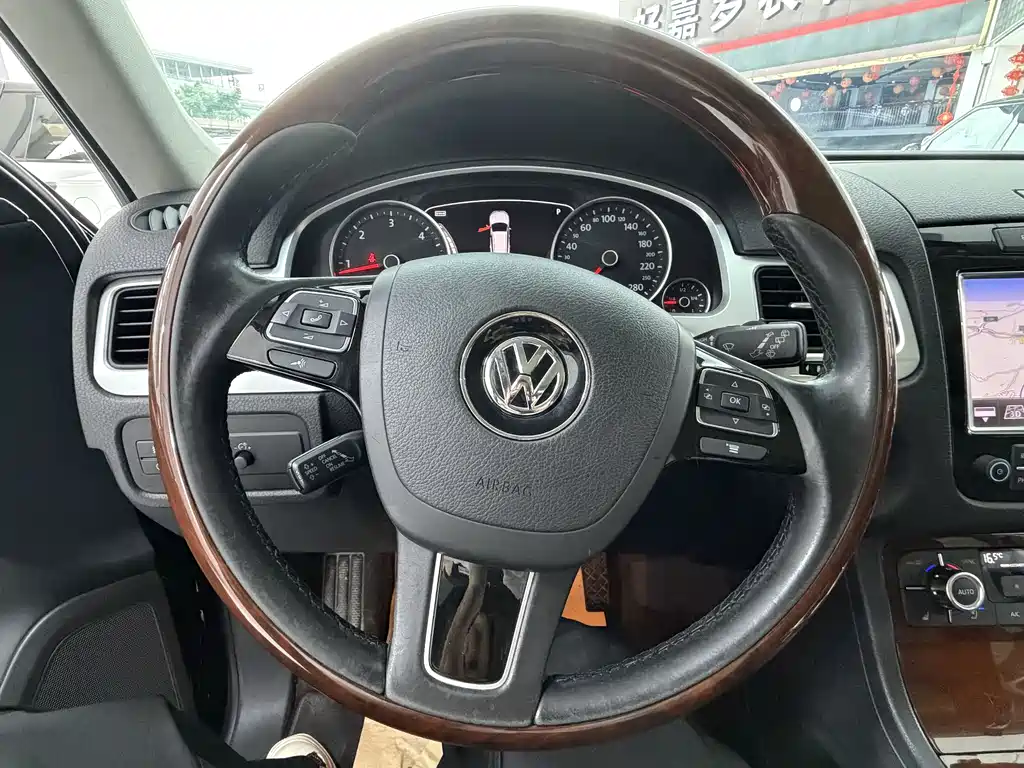 Volkswagen Touareg 2015 — фото 22