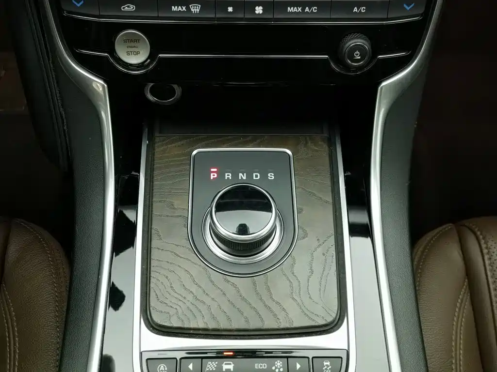 Jaguar XFL 2018 — фото 13