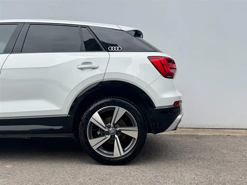 Audi Q2L 2021 — фото 2