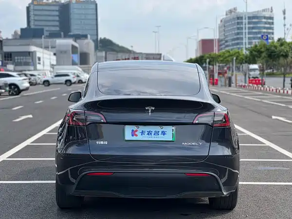 Tesla Model Y 2025