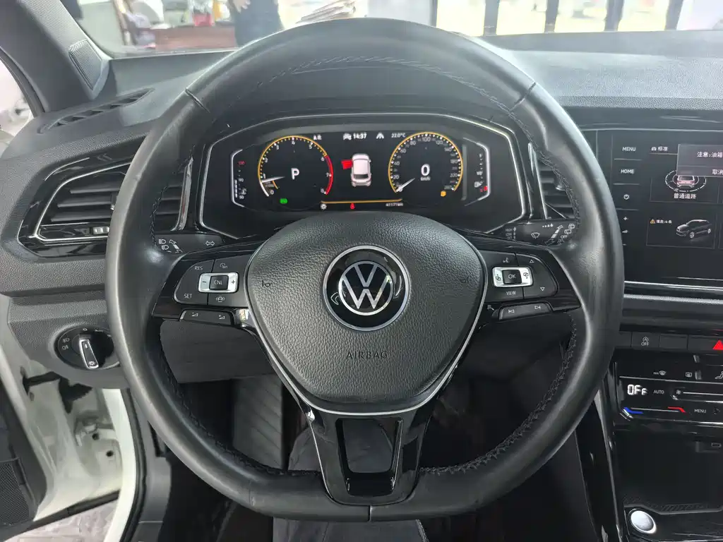 Volkswagen T-Roc 2023 — фото 16