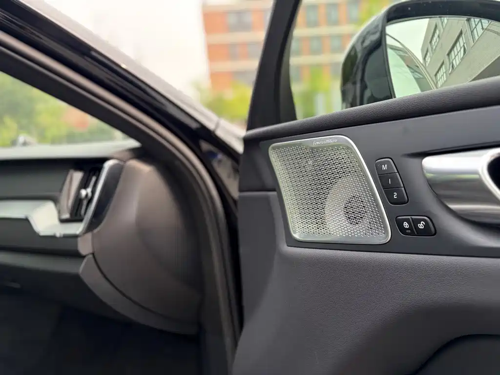 Volvo XC60 PHEV 2025 — фото 11