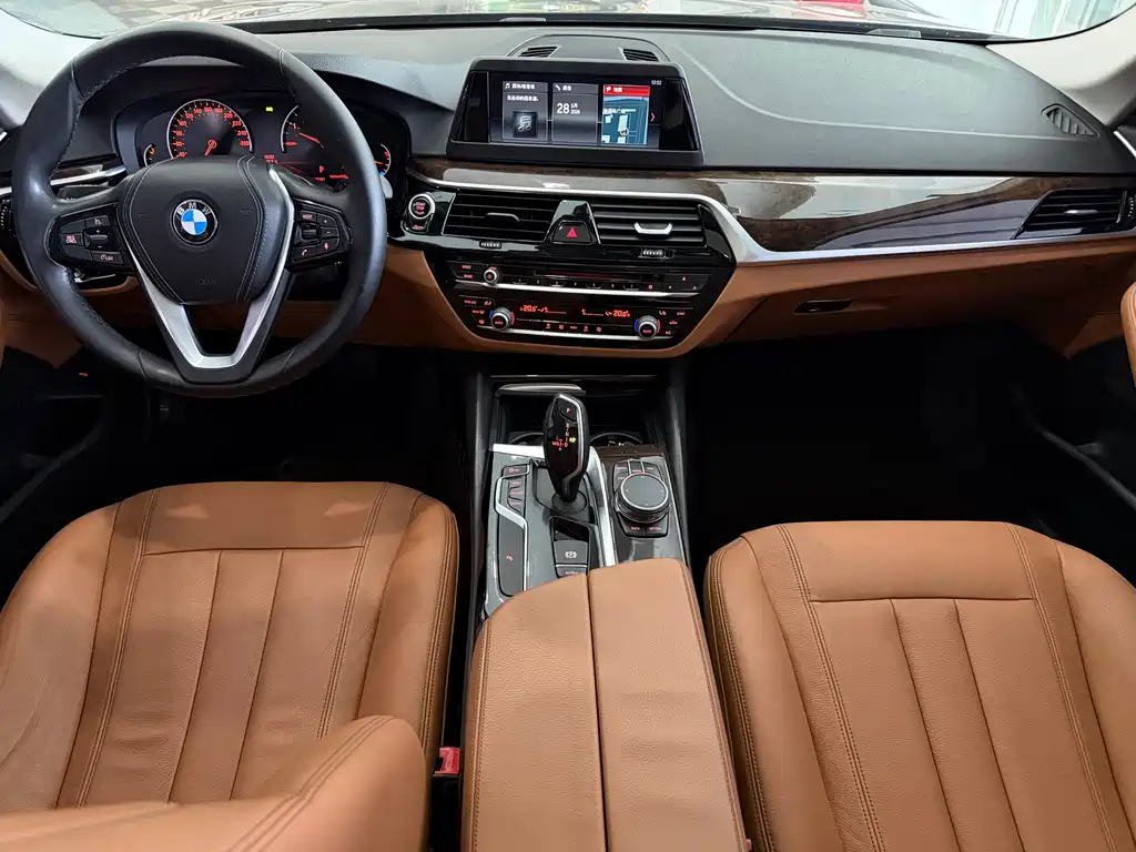 BMW 5 Series 2017 — фото 9