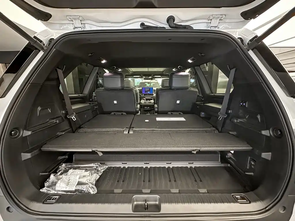 Toyota Sequoia — фото 17