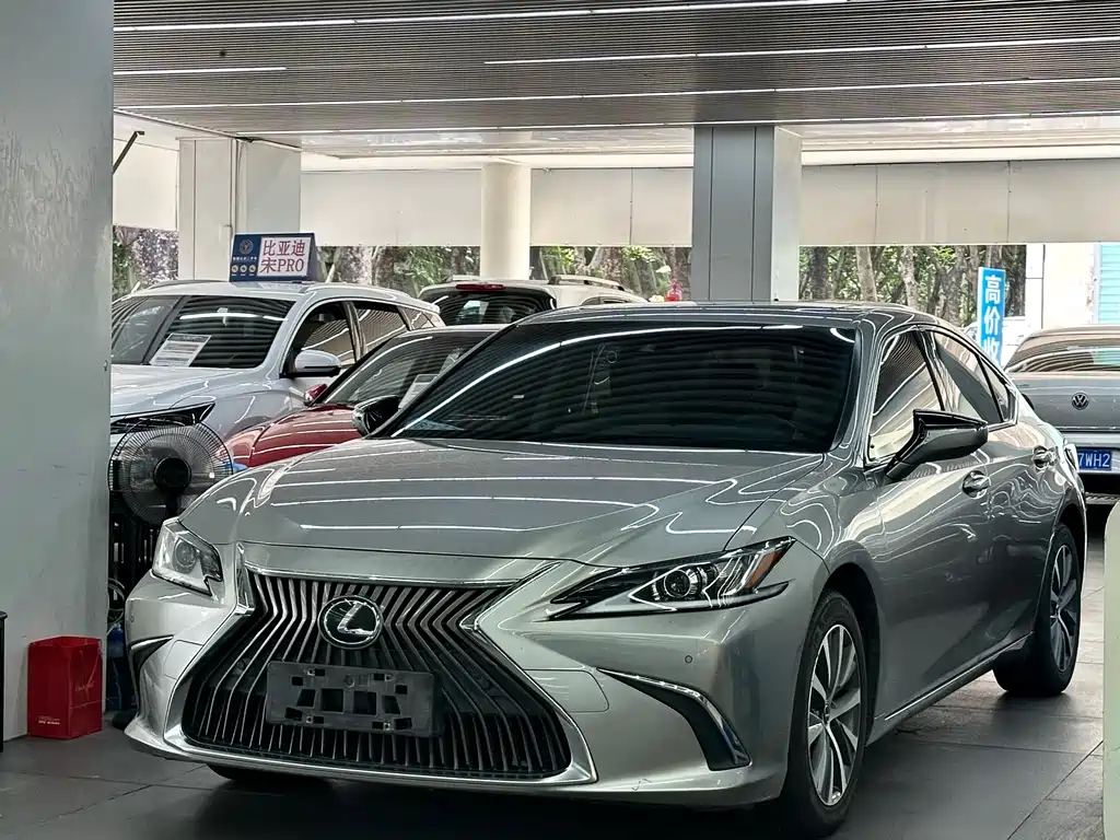 Lexus ES 2021 — фото 1