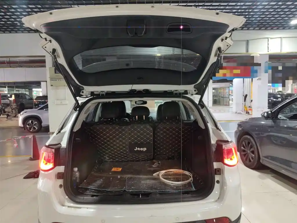 Jeep Compass 2018 — фото 15