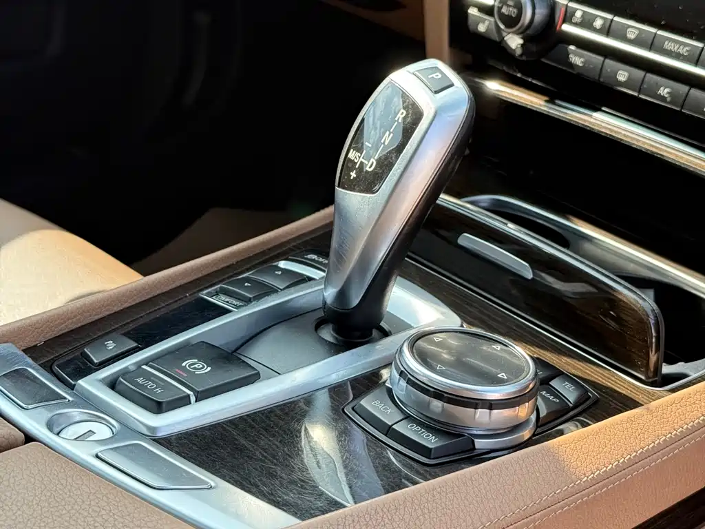 BMW 7 Series 2015 — фото 16
