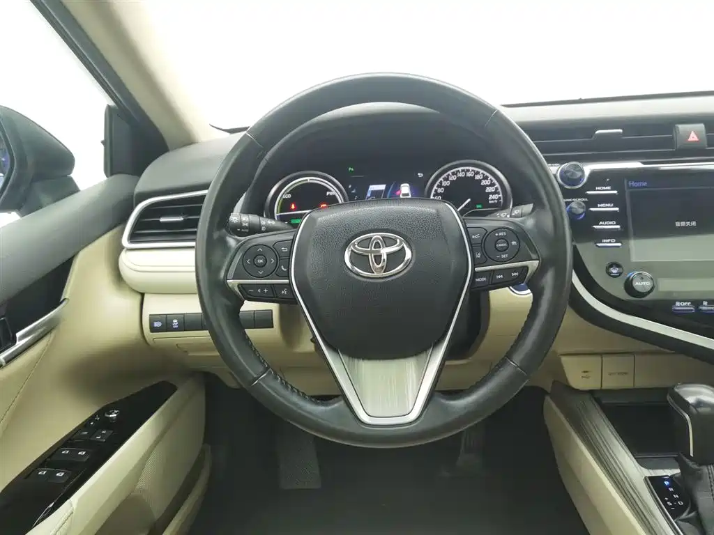 Toyota Camry 2018 — фото 11