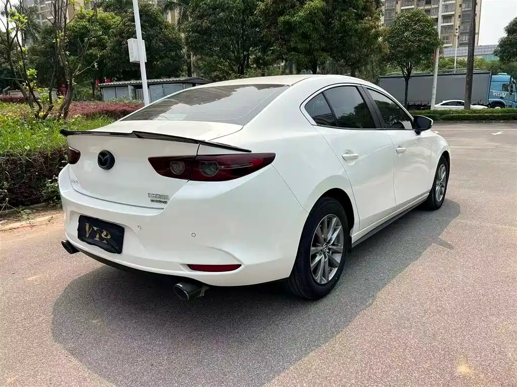 Mazda 3 Axela 2022 — фото 3